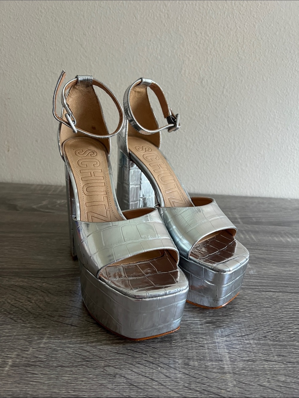 New SCHUTZ Lenne Silver Metallic Croc Platform Sandal 7B